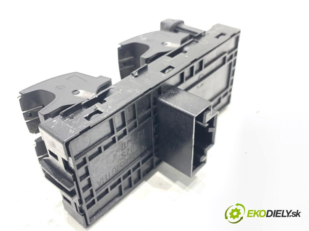 SEAT LEON III liftback 2017 132 kW 1.8 TSI 1798 přepínač oken 5G0959857G (Páčky pod volantem)