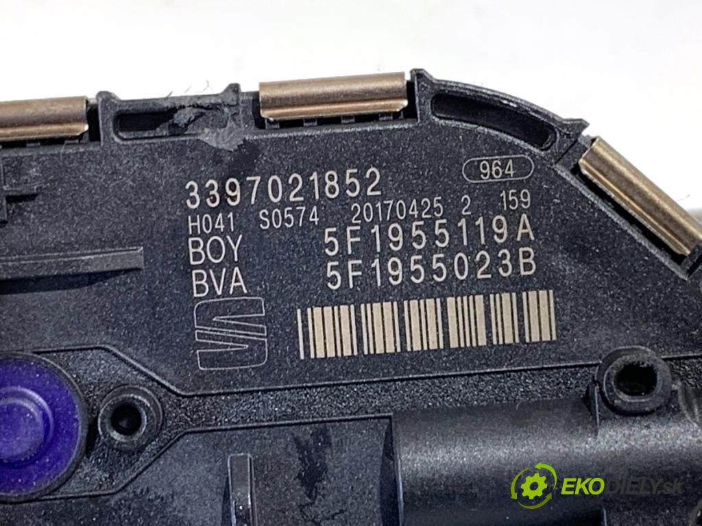 SEAT LEON III liftback 2017 132 kW 1.8 TSI 1798 mechanismus stěračů přední část 5F1955119A (Motorek stěračů přední)