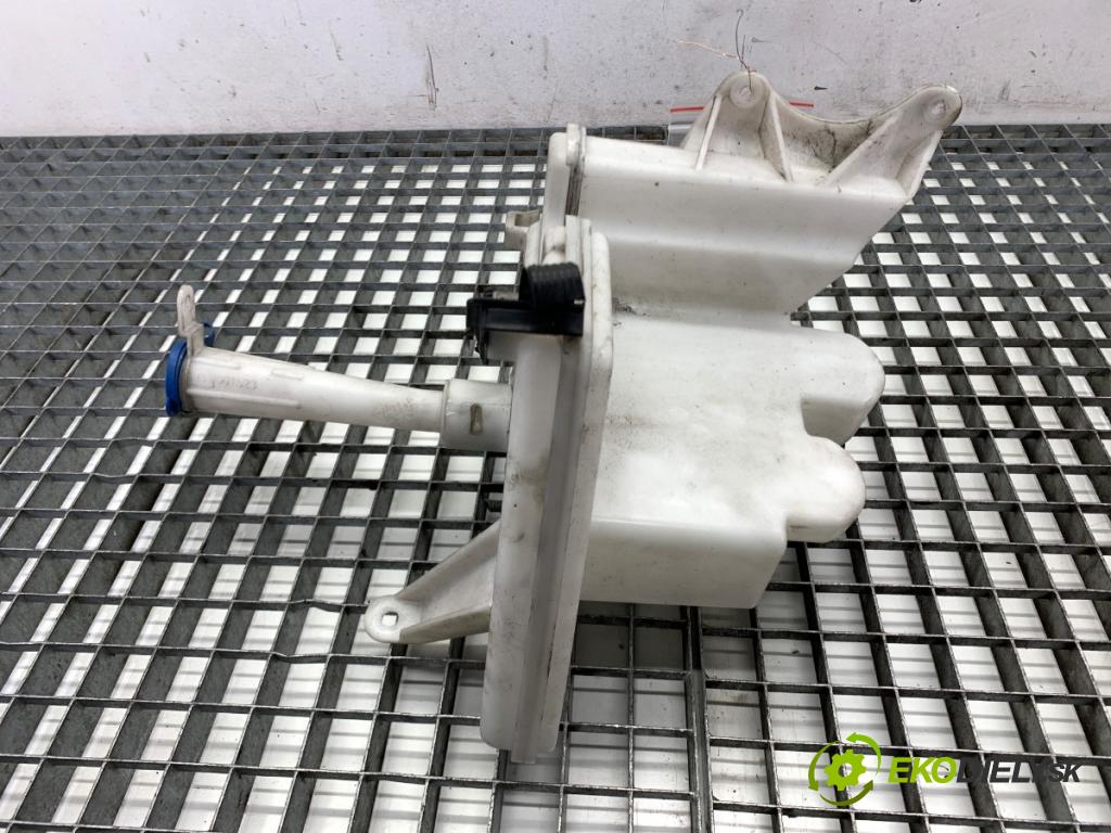 TOYOTA AURIS II liftback 2017 73 kW 1.8 Hybrid (ZWE186_) 1798 Nádržka ostrekovačov 85310-02490