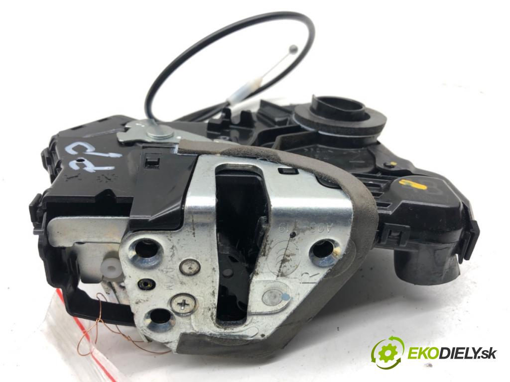 TOYOTA AURIS II liftback 2017 73 kW 1.8 Hybrid (ZWE186_) 1798 zámok Dvere pravy predný 