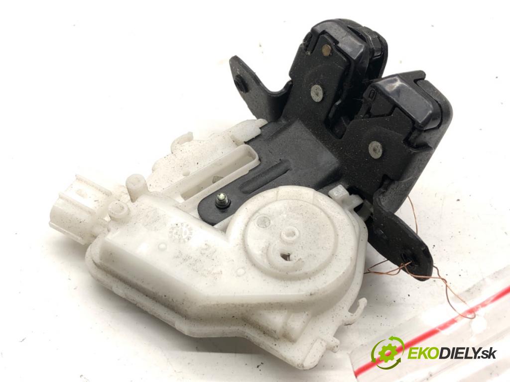 TOYOTA AURIS II liftback 2017 73 kW 1.8 Hybrid (ZWE186_) 1798 zámok dverí zad 