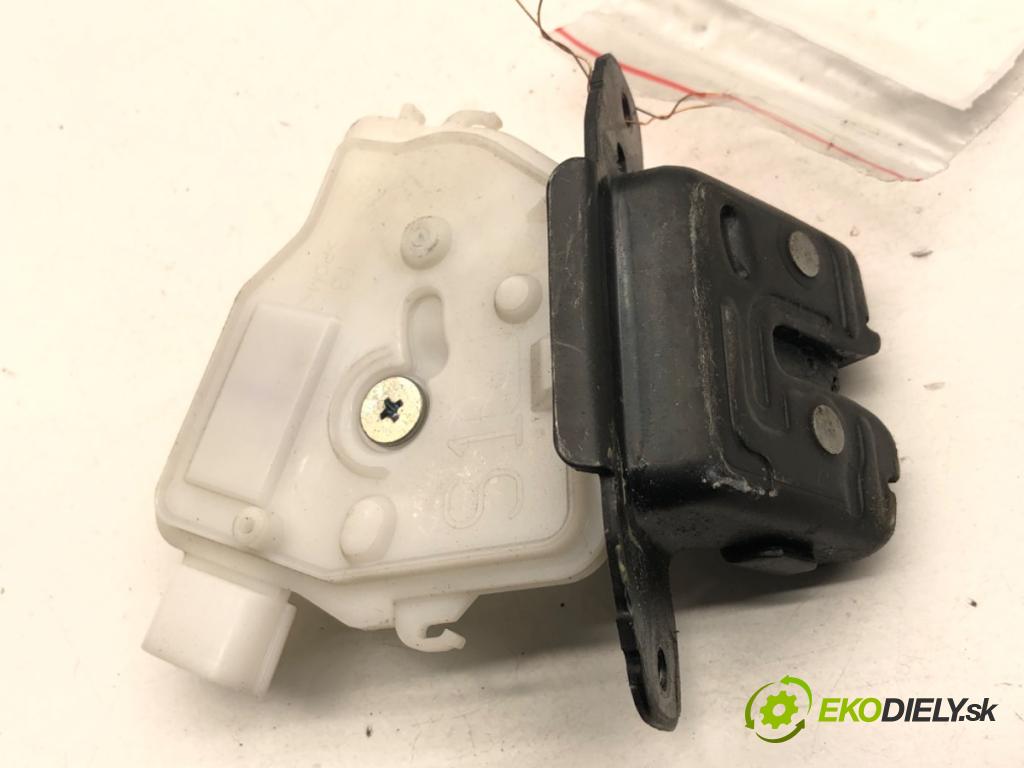 TOYOTA AURIS II liftback 2017 73 kW 1.8 Hybrid (ZWE186_) 1798 zámok dverí zad