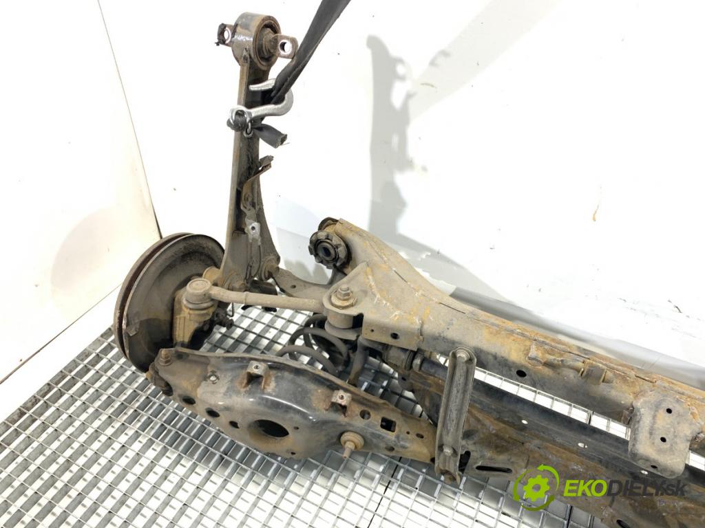 TOYOTA AURIS II liftback 2017 73 kW 1.8 Hybrid (ZWE186_) 1798 Výstuha zad