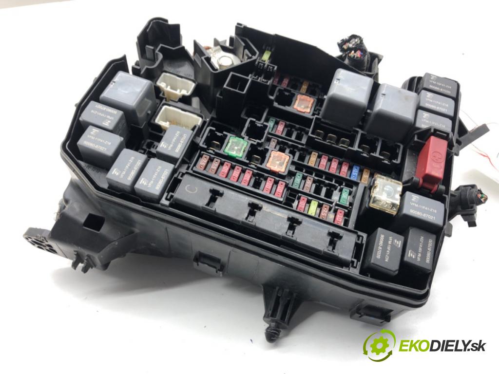 TOYOTA AURIS II liftback 2017 73 kW 1.8 Hybrid (ZWE186_) 1798 skříňka poistková  (Pojistková skříňka)