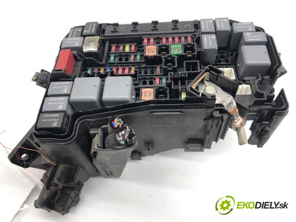 TOYOTA AURIS II liftback 2017 73 kW 1.8 Hybrid (ZWE186_) 1798 skříňka poistková  (Pojistková skříňka)