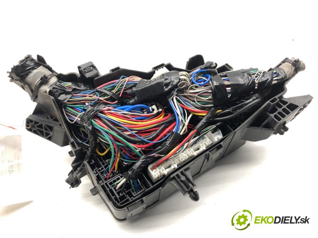 TOYOTA AURIS II liftback 2017 73 kW 1.8 Hybrid (ZWE186_) 1798 skříňka poistková  (Pojistková skříňka)