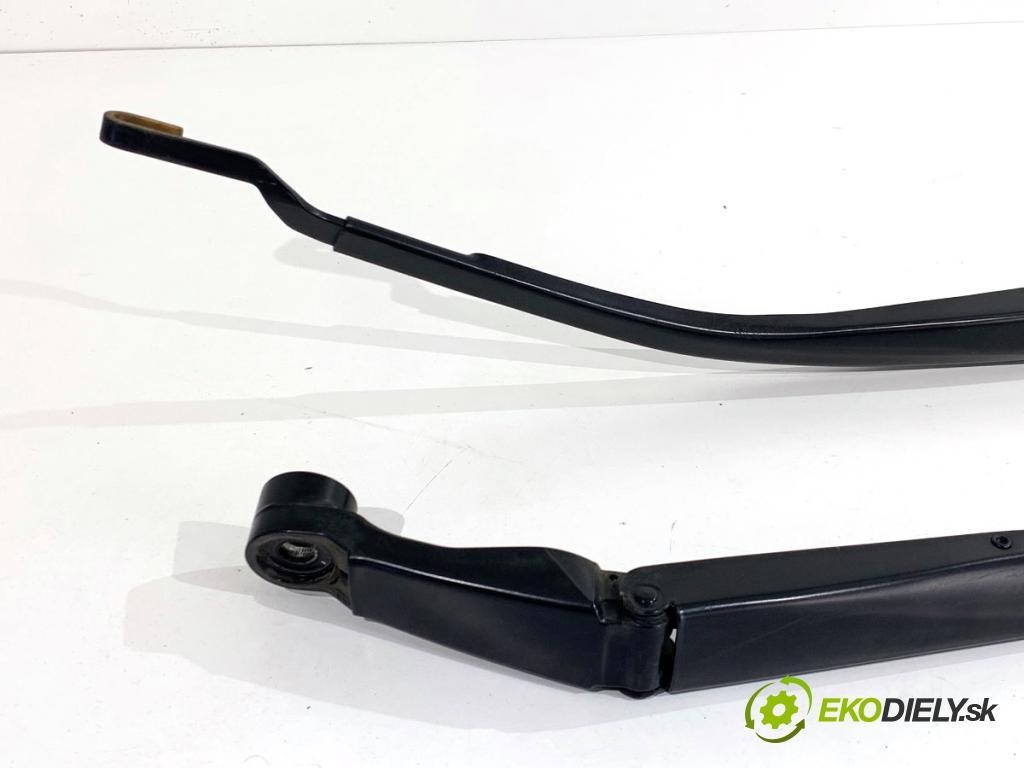 TOYOTA AURIS II liftback 2017 73 kW 1.8 Hybrid (ZWE186_) 1798 ramena stěrače přední část