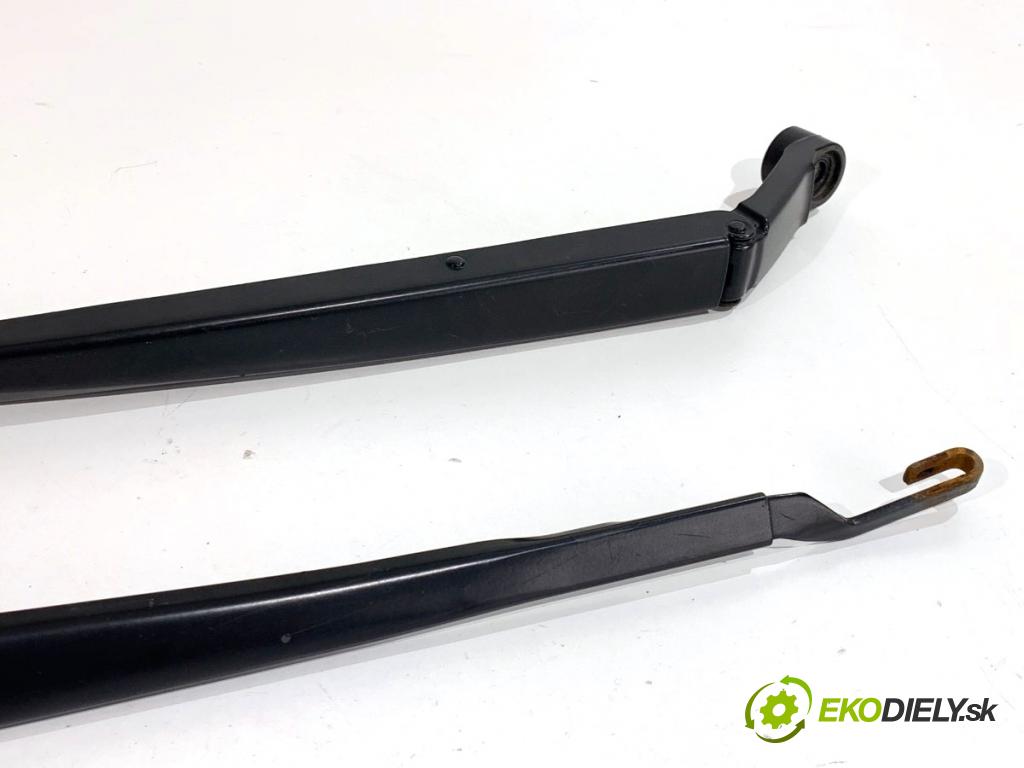 TOYOTA AURIS II liftback 2017 73 kW 1.8 Hybrid (ZWE186_) 1798 ramena stěrače přední část