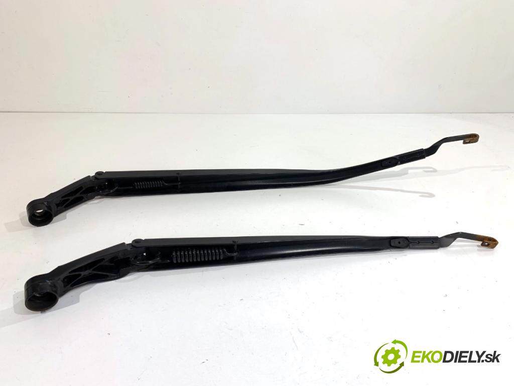 TOYOTA AURIS II liftback 2017 73 kW 1.8 Hybrid (ZWE186_) 1798 ramena stěrače přední část