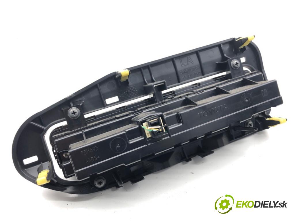 TOYOTA AURIS II liftback 2017 73 kW 1.8 Hybrid (ZWE186_) 1798 Panel ovládania kúrenia 55468-02030 (Prepínacie páčky pod volantom)