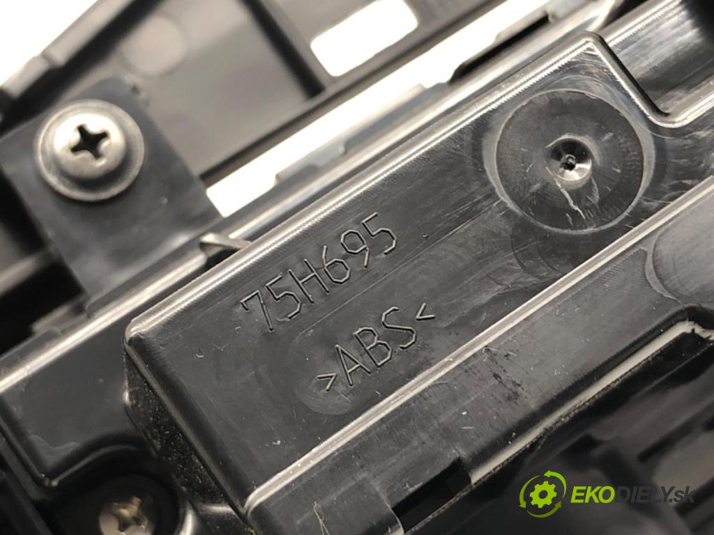 TOYOTA AURIS II liftback 2017 73 kW 1.8 Hybrid (ZWE186_) 1798 Panel ovládania kúrenia 55468-02030 (Prepínacie páčky pod volantom)