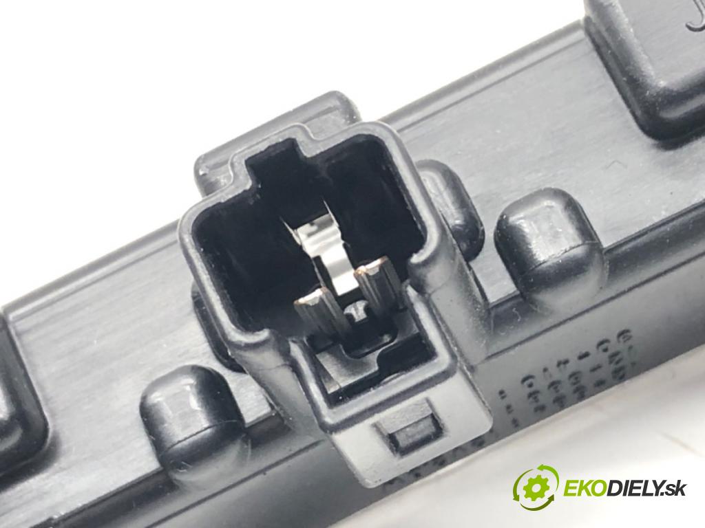 TOYOTA AURIS II liftback 2017 73 kW 1.8 Hybrid (ZWE186_) 1798 světlo brzdových světel