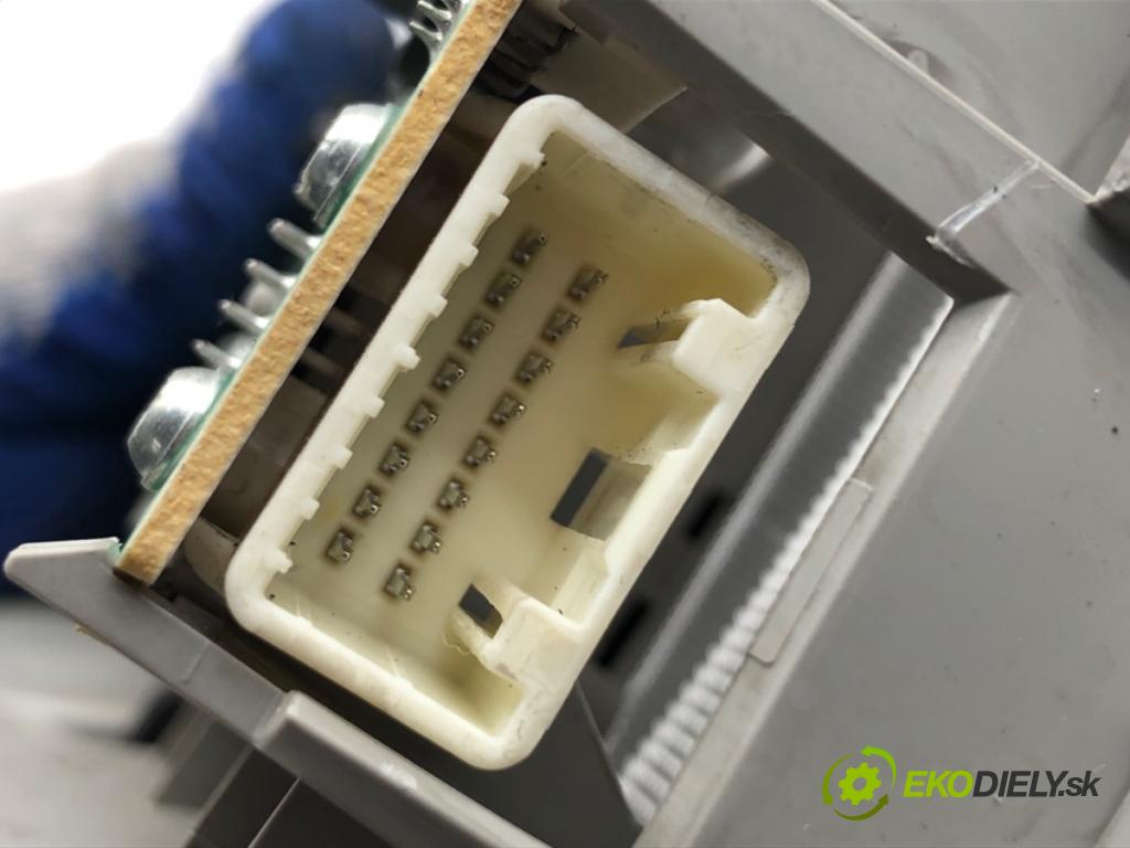 TOYOTA AURIS II liftback 2017 73 kW 1.8 Hybrid (ZWE186_) 1798 světlo stropní 81260-02570