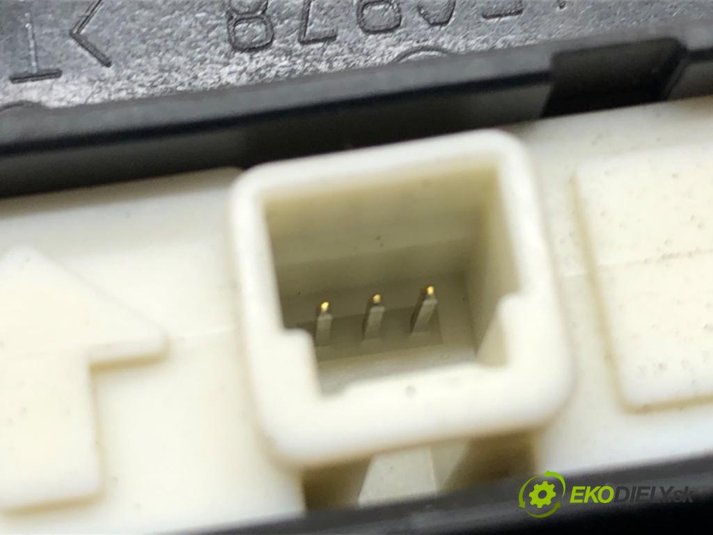 TOYOTA AURIS II liftback 2017 73 kW 1.8 Hybrid (ZWE186_) 1798 Kľučka dverí zad