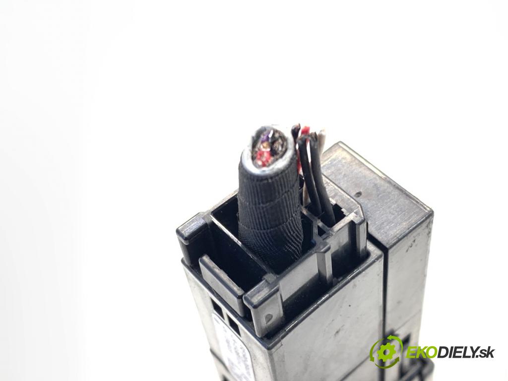 TOYOTA AURIS II liftback 2017 73 kW 1.8 Hybrid (ZWE186_) 1798 HNÍZDO: USB 86190-0D030