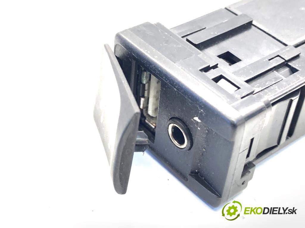 TOYOTA AURIS II liftback 2017 73 kW 1.8 Hybrid (ZWE186_) 1798 HNÍZDO: USB 86190-0D030