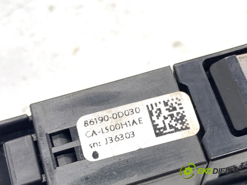 TOYOTA AURIS II liftback 2017 73 kW 1.8 Hybrid (ZWE186_) 1798 HNÍZDO: USB 86190-0D030