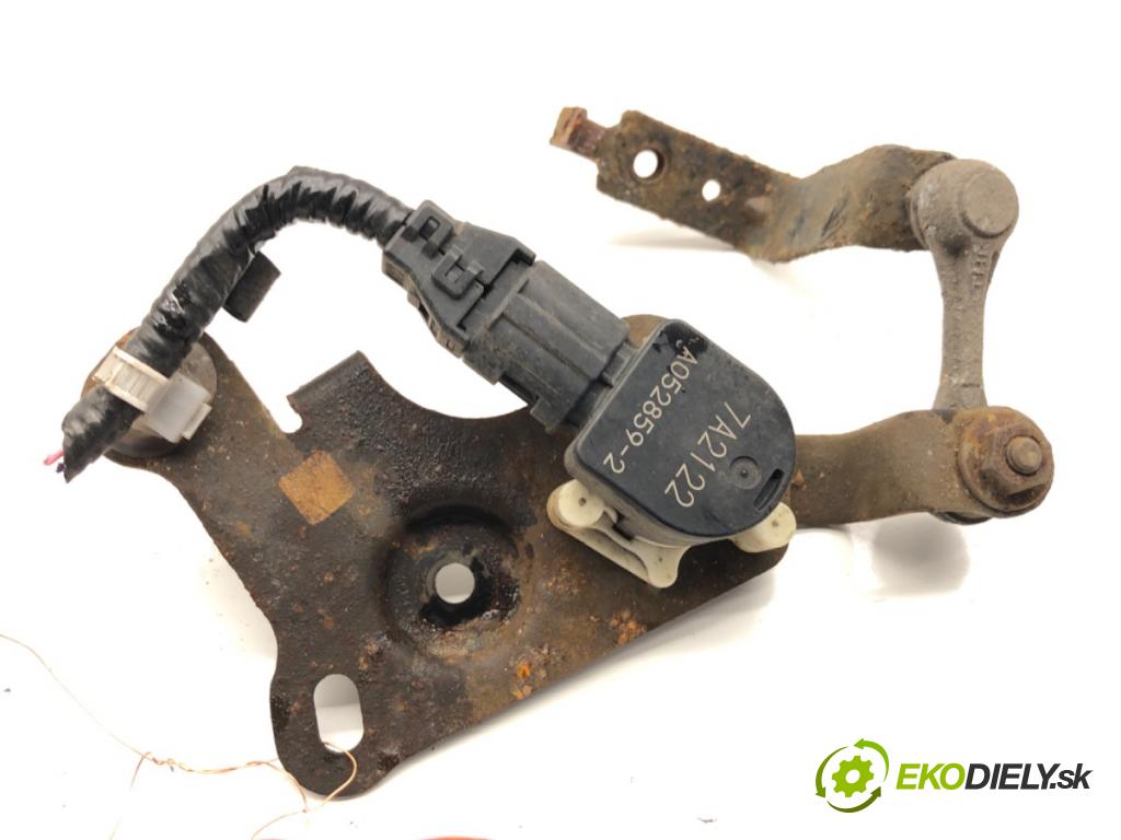 TOYOTA AURIS II liftback 2017 73 kW 1.8 Hybrid (ZWE186_) 1798 snímač ÚROVEŇ: XENON zadní část levý 