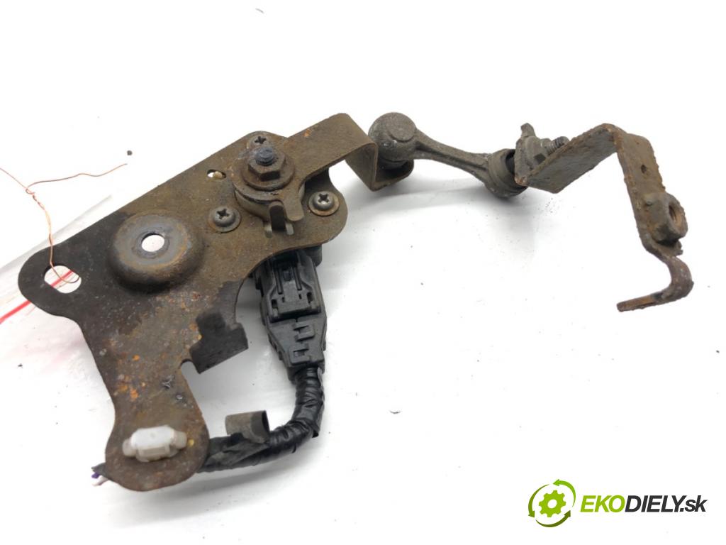 TOYOTA AURIS II liftback 2017 73 kW 1.8 Hybrid (ZWE186_) 1798 Snímač XENON zad ľavy