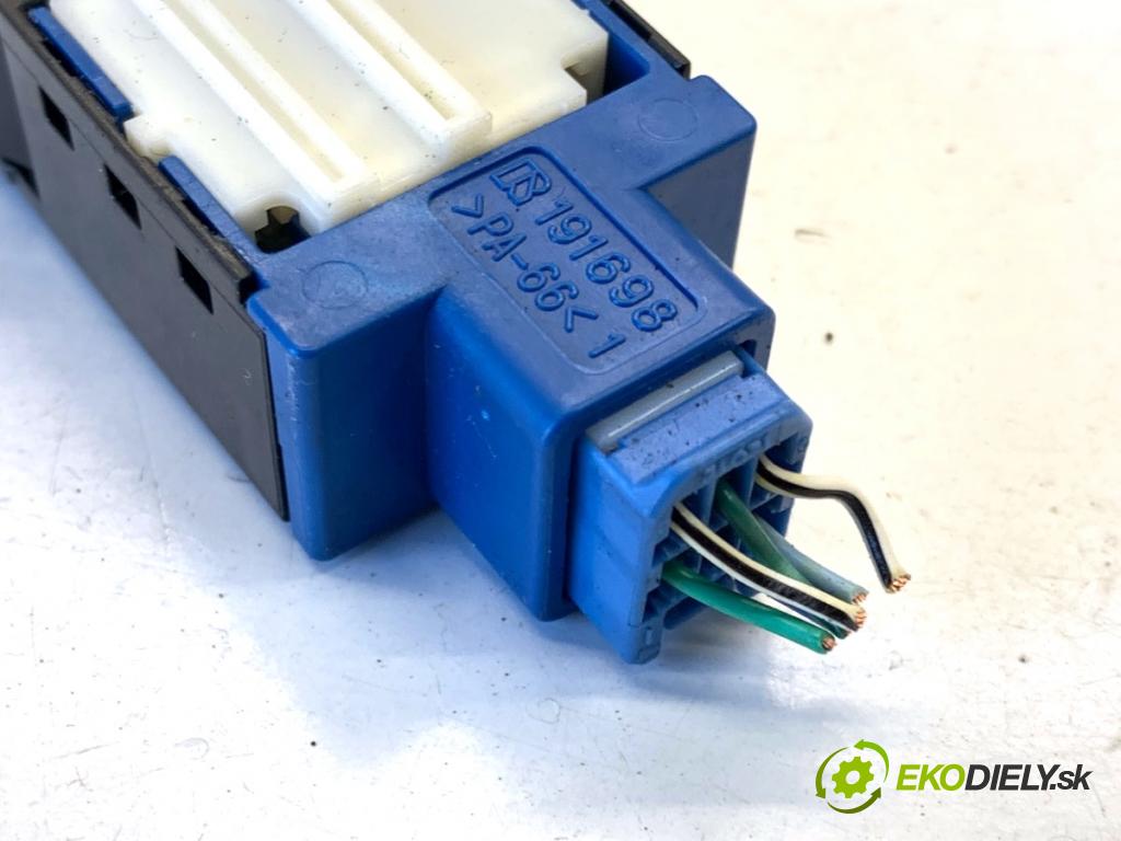 TOYOTA AURIS II liftback 2017 73 kW 1.8 Hybrid (ZWE186_) 1798 SPÍNAČE: ohrievania, vyhrievania sedačky 191698