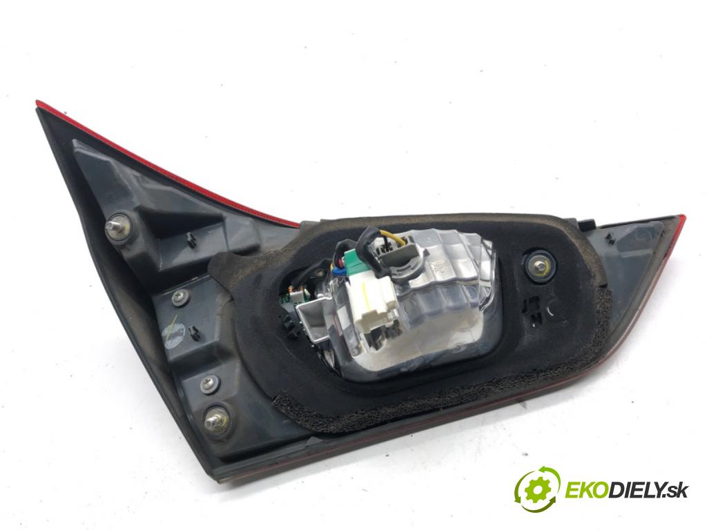 TOYOTA AURIS II liftback 2017 73 kW 1.8 Hybrid (ZWE186_) 1798 světlo zadní část pravá vnitřní 000018671 (Klika dveří ostatní)