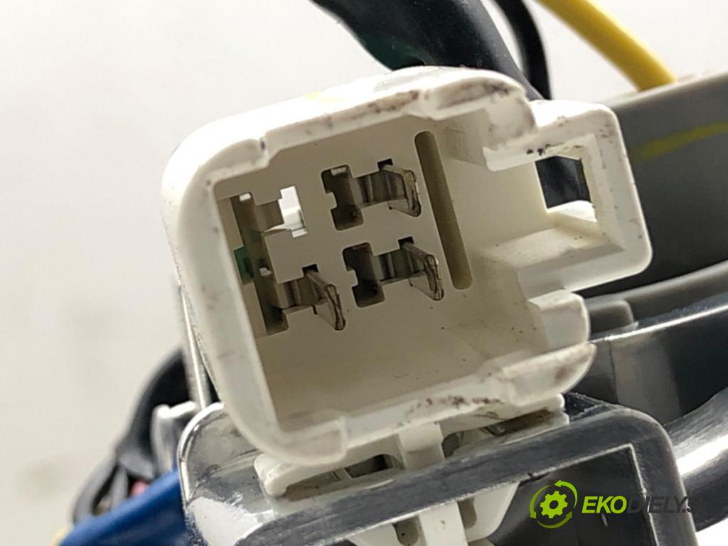 TOYOTA AURIS II liftback 2017 73 kW 1.8 Hybrid (ZWE186_) 1798 světlo zadní část pravá vnitřní 000018671 (Klika dveří ostatní)