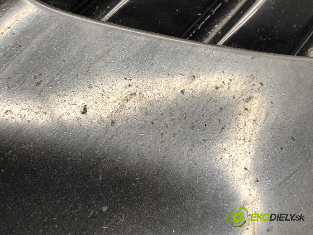 TOYOTA AURIS II liftback 2017 73 kW 1.8 Hybrid (ZWE186_) 1798 Mriežky nárazníka ľavy predný 52040-02210