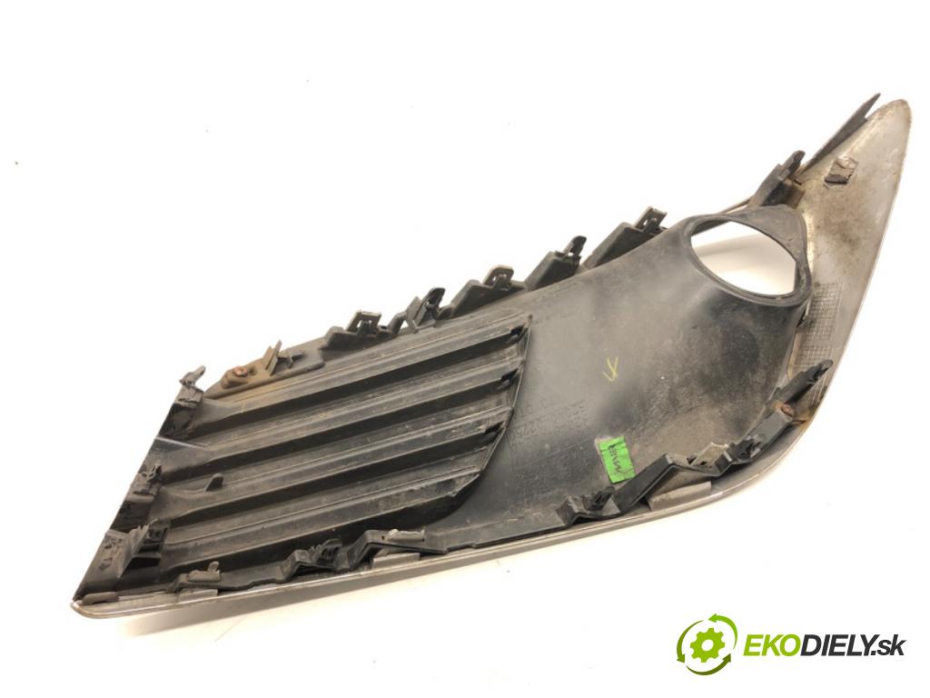 TOYOTA AURIS II liftback 2017 73 kW 1.8 Hybrid (ZWE186_) 1798 Mriežky nárazníka ľavy predný 52040-02210