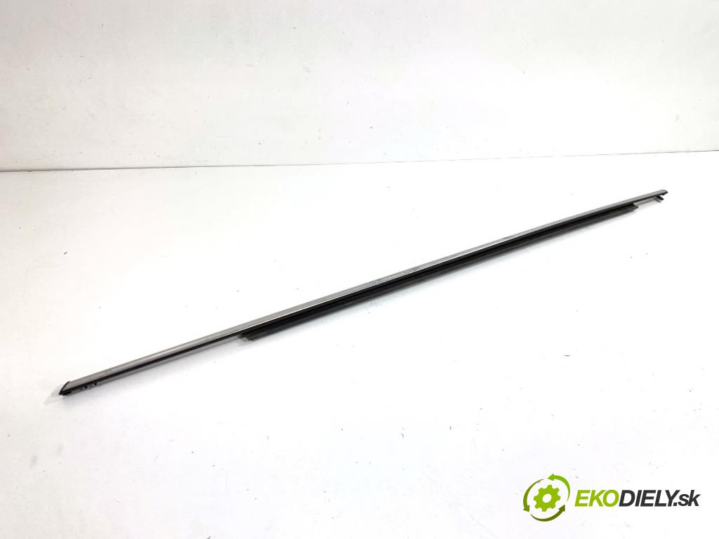 TOYOTA AURIS II liftback 2017 73 kW 1.8 Hybrid (ZWE186_) 1798 Lišta Sbírání: zad pravy