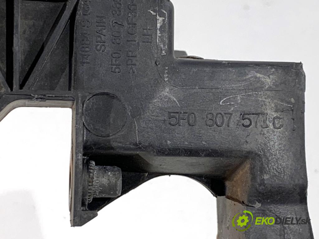 SEAT LEON III liftback 2017 132 kW 1.8 TSI 1798 Úchyt svetla ľavy 5F0807571C