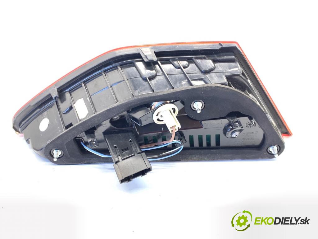 SEAT LEON III liftback 2017 132 kW 1.8 TSI 1798 světlo zadní část pravá vnitřní  (Klika dveří ostatní)