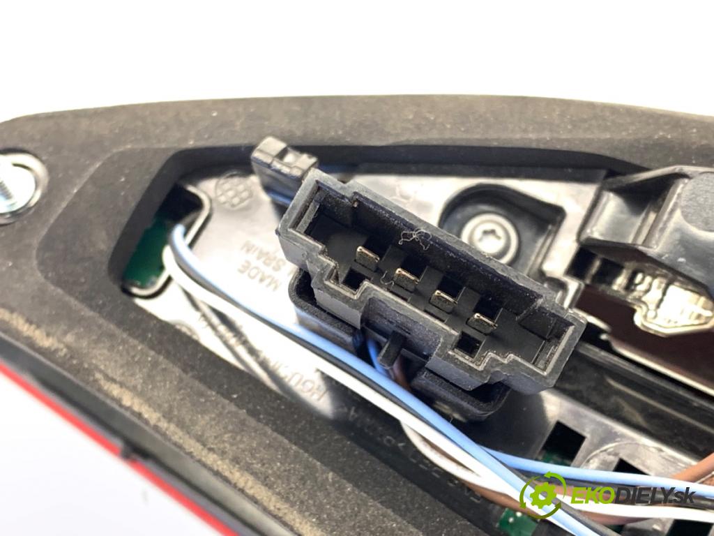 SEAT LEON III liftback 2017 132 kW 1.8 TSI 1798 světlo zadní část pravá vnitřní  (Klika dveří ostatní)