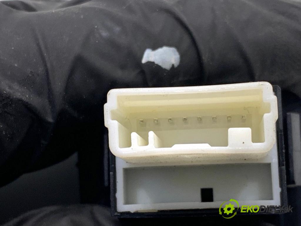 TOYOTA AURIS II liftback 2017 73 kW 1.8 Hybrid (ZWE186_) 1798 Spínač brzdy ručnej brzdy 84718-02060 (Prepínacie páčky pod volantom)