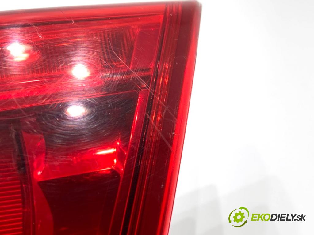 INFINITI Q50 sedan 2014 268 kW 50 Hybrid AWD 3498 světlo zadní část pravá vnitřní  (Klika dveří ostatní)