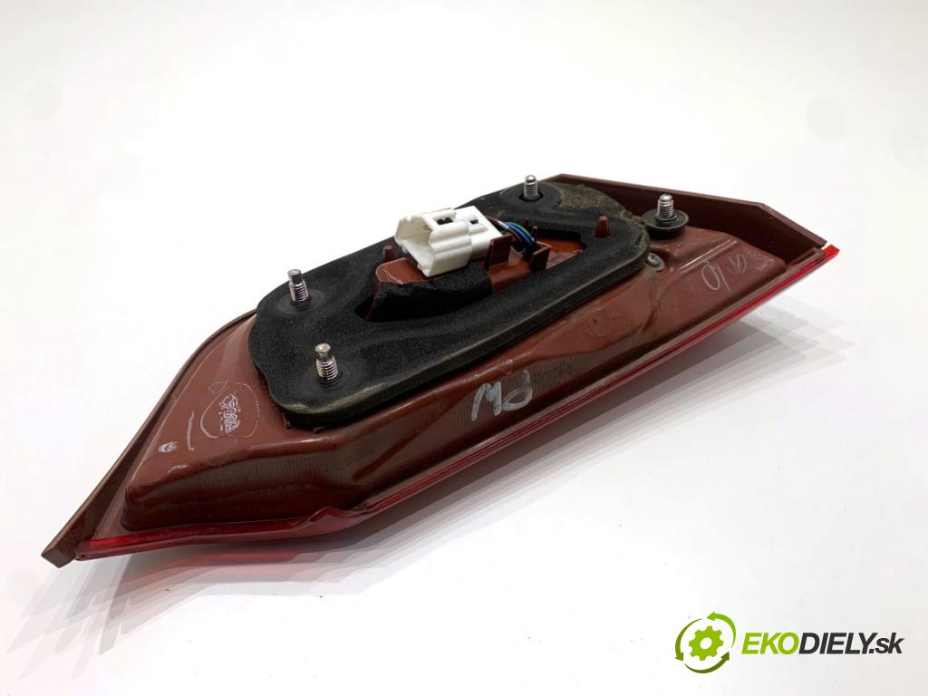 INFINITI Q50 sedan 2014 268 kW 50 Hybrid AWD 3498 světlo zadní část pravá vnitřní  (Klika dveří ostatní)