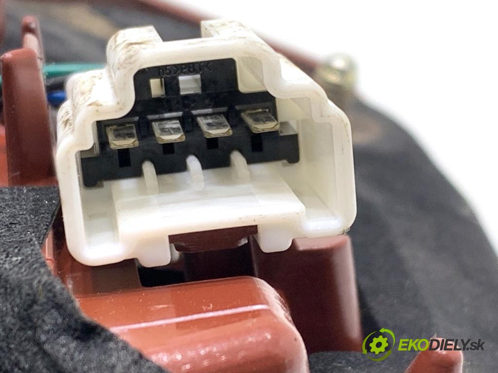 INFINITI Q50 sedan 2014 268 kW 50 Hybrid AWD 3498 světlo zadní část levá strana vnitřní  (Klika dveří ostatní)