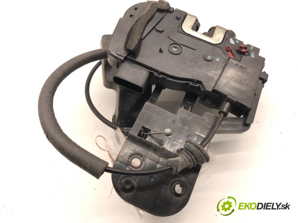 KIA VENGA liftback 2010 66 kW 1.4 CVVT 1396 zámok Dvere pravy zad 81420-1P000