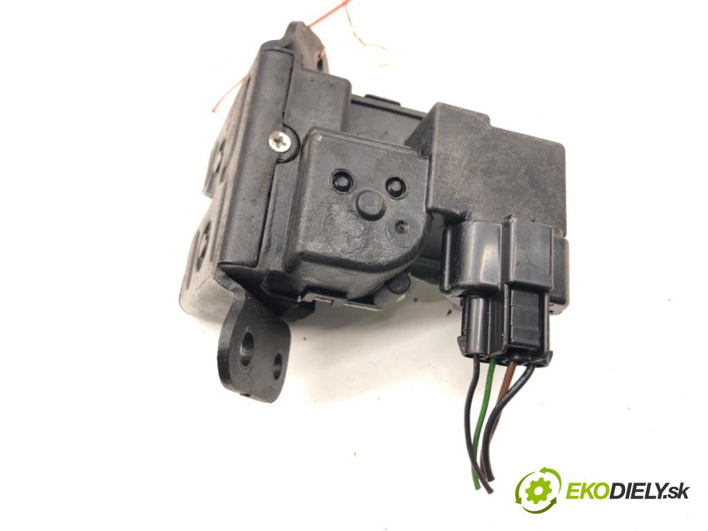 KIA VENGA liftback 2010 66 kW 1.4 CVVT 1396 zámok dverí zad 81230-1H000