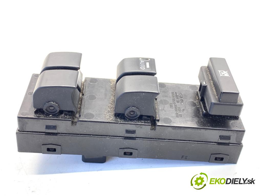 KIA VENGA liftback 2010 66 kW 1.4 CVVT 1396 přepínač oken 93570-1P410 (Páčky pod volantem)