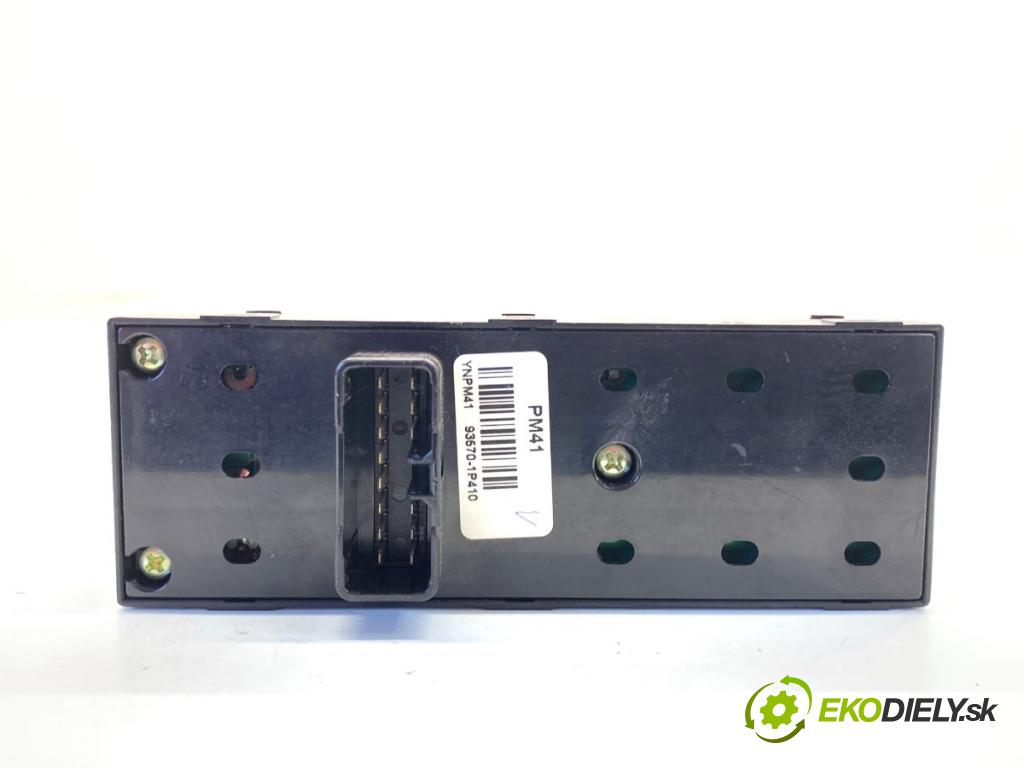 KIA VENGA liftback 2010 66 kW 1.4 CVVT 1396 přepínač oken 93570-1P410 (Páčky pod volantem)