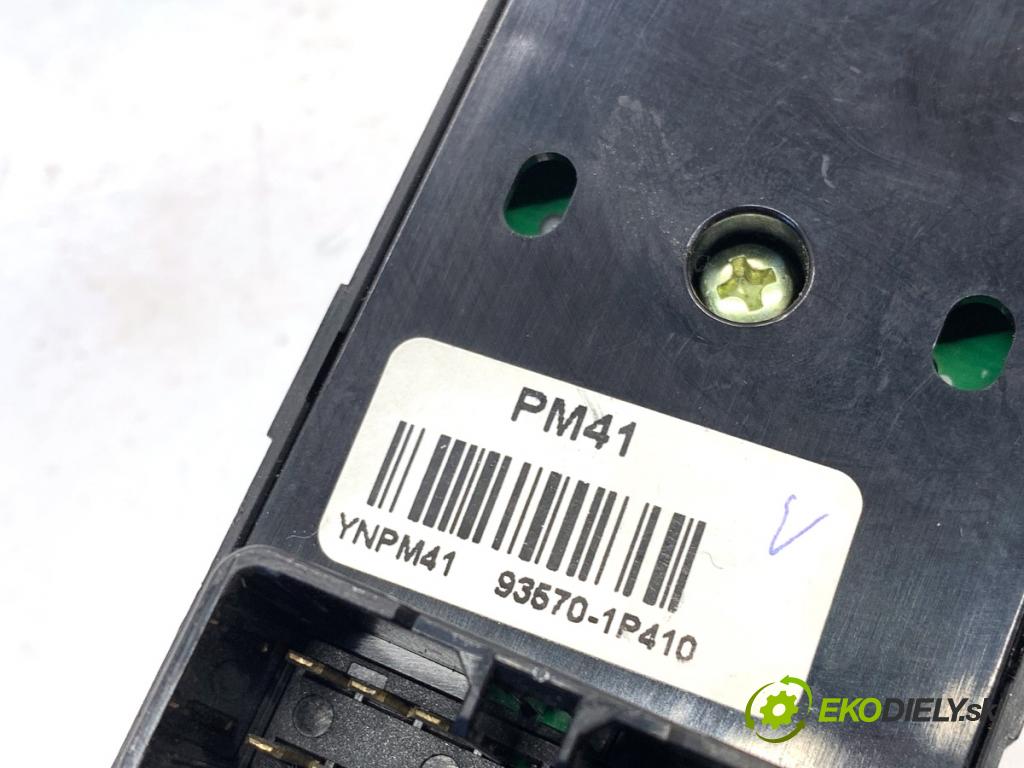 KIA VENGA liftback 2010 66 kW 1.4 CVVT 1396 přepínač oken 93570-1P410 (Páčky pod volantem)