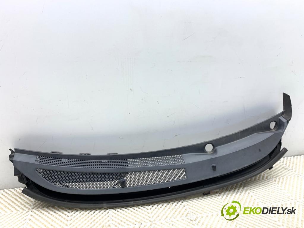 KIA VENGA liftback 2010 66 kW 1.4 CVVT 1396 torpédo plast pod čelní okno 86151-1P000 (Plast pod čelním sklem)