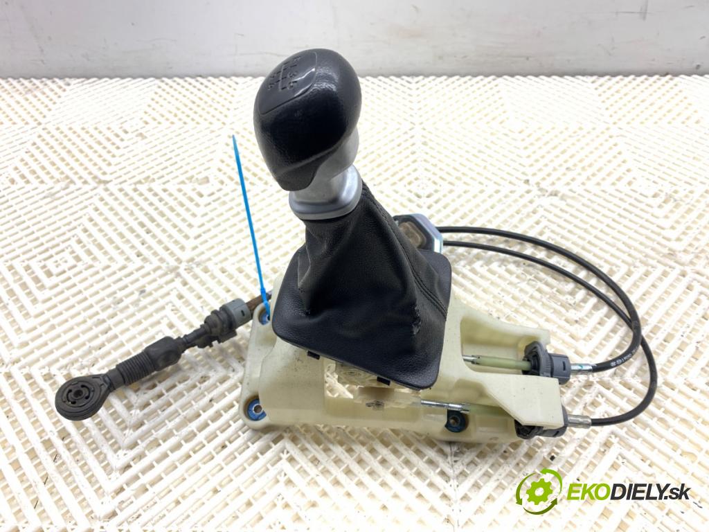 KIA VENGA liftback 2010 66 kW 1.4 CVVT 1396 Kulisa  (Rýchlostná páka (kulisa))