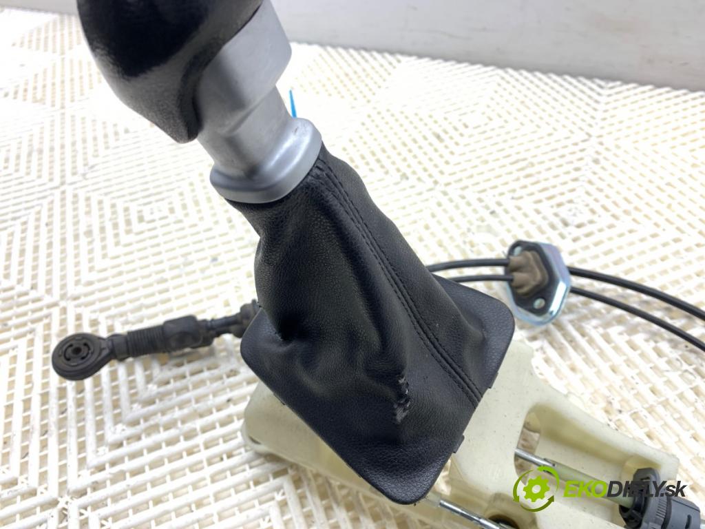 KIA VENGA liftback 2010 66 kW 1.4 CVVT 1396 Kulisa  (Rýchlostná páka (kulisa))