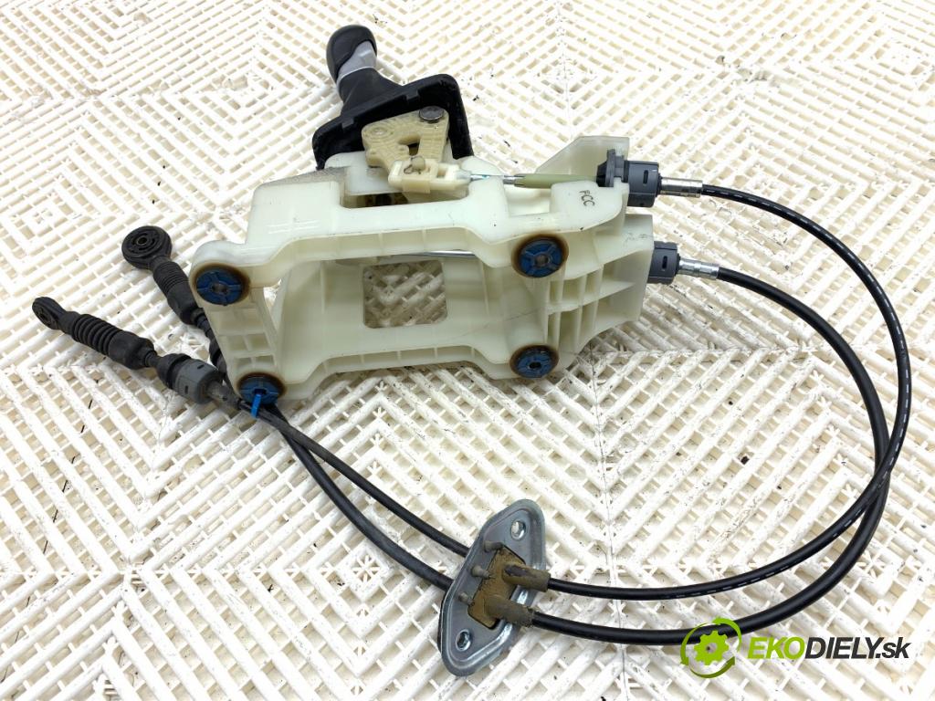 KIA VENGA liftback 2010 66 kW 1.4 CVVT 1396 Kulisa  (Rýchlostná páka (kulisa))