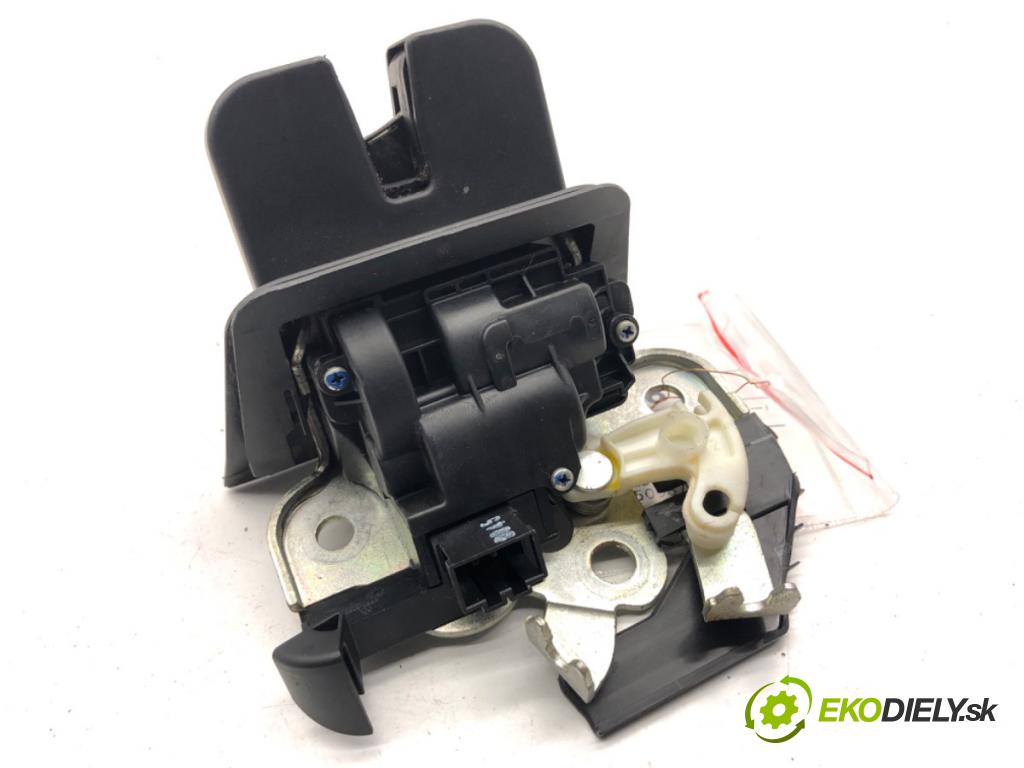 AUDI A4 B8 Kombi 2008 140 kW 2.7 TDI 2698 zámok dverí zad 