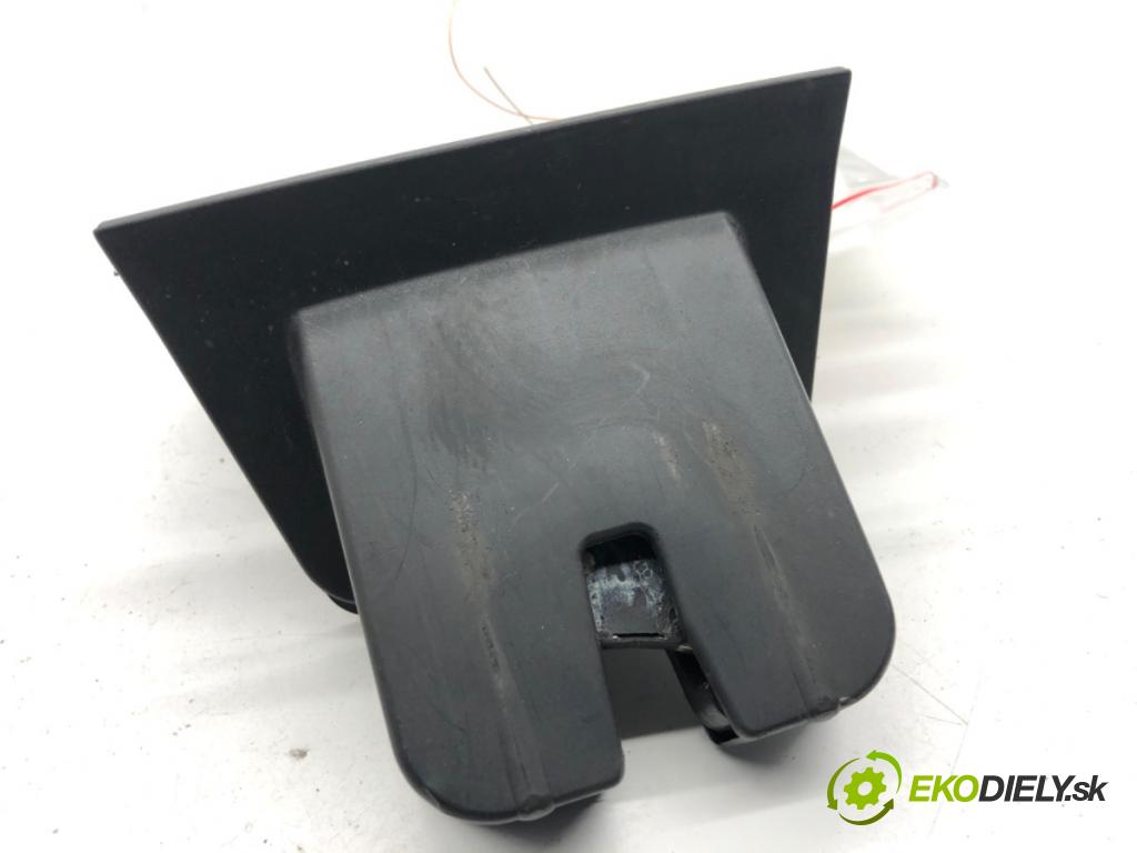 AUDI A4 B8 Kombi 2008 140 kW 2.7 TDI 2698 zámok dverí zad