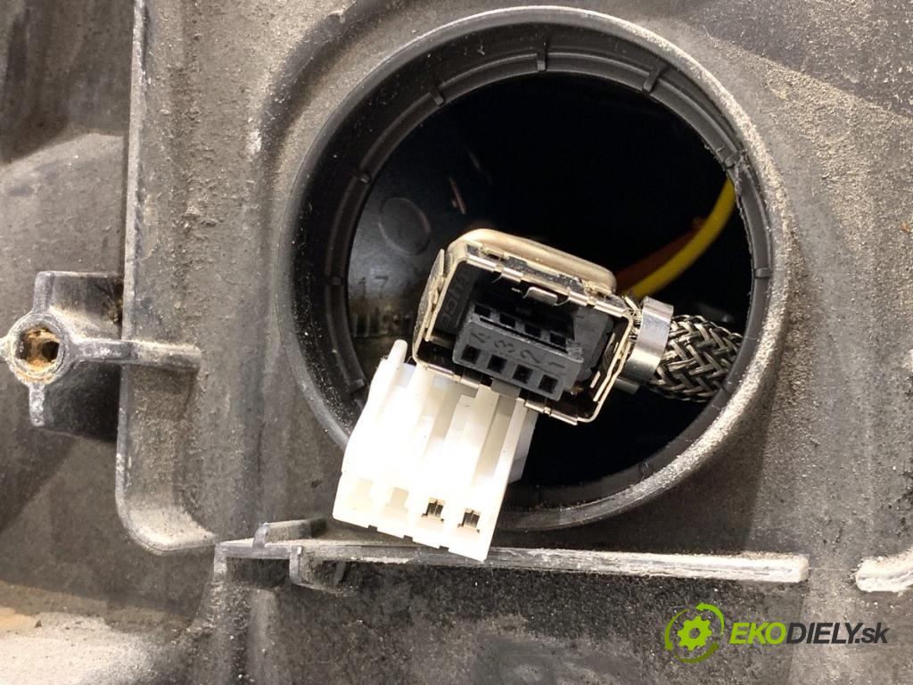 AUDI A4 B8 Kombi 2008 140 kW 2.7 TDI 2698 světlomet pravý přední část XENON 8K0941004D