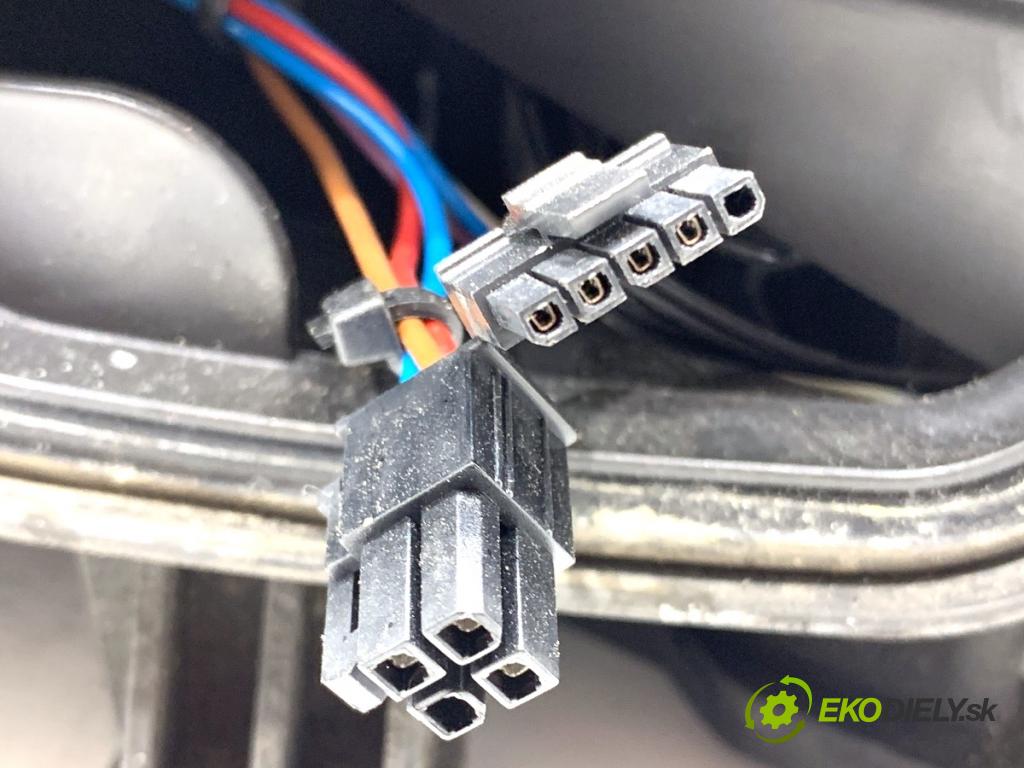 AUDI A4 B8 Kombi 2008 140 kW 2.7 TDI 2698 světlomet pravý přední část XENON 8K0941004D