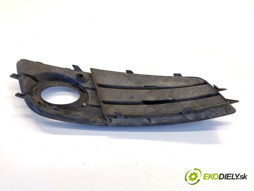 AUDI A4 B8 Kombi 2008 140 kW 2.7 TDI 2698 Mriežky nárazníka ľavy predný 8K0807682C